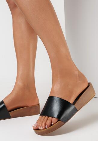 Czarne Klapki Qhesania