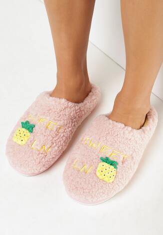 Jasnoróżowe Kapcie Futrzane z Naszywką Irgaia