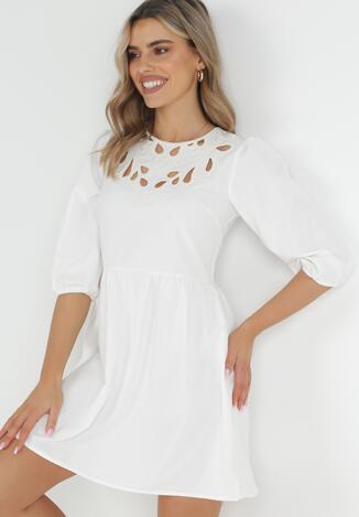 Biała Taliowana Sukienka Mini z Ażurowymi Wycięciami Przy Dekolcie Chesine
