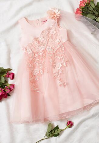 Różowa Sukienka Balowa z Wiązaniem w Talii i Dekoracyjną Różą z Tiulem Alymena