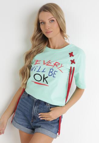 Miętowy T-shirt z Ozdobnymi Sznurkami i Kolorowym Napisem Gertraude
