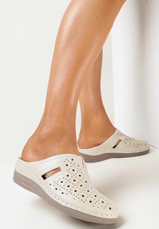 Beżowe Klapki na Niskim Koturnie z Ozdobną Perforacją i Skórzaną Wkładką Mitolla