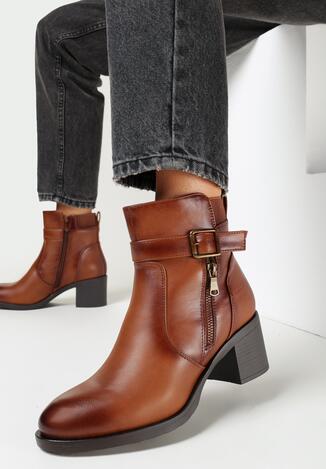 Brązowe Botki na Obcasie Słupkowym Zapinane na Suwak Ozdobione Paskiem z Klamrą Judithett