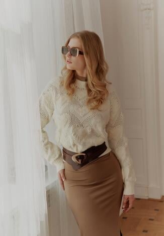 Jasnobeżowy Sweter w Serca o Klasycznym Fasonie ze Ściągaczami Biriet