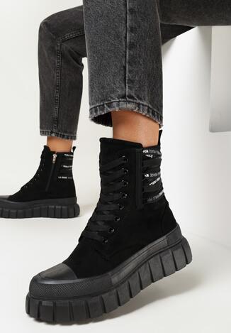 Czarne Botki Traperki na Grubej Podeszwie z Wycięciami i Ozdobnymi Taśmami Lenaha