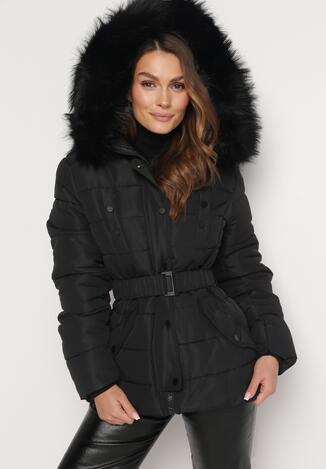 Czarna Kurtka z Paskiem w Talii i Futerkiem Przy Kapturze Ozdobiona Pikowaniem Delicca