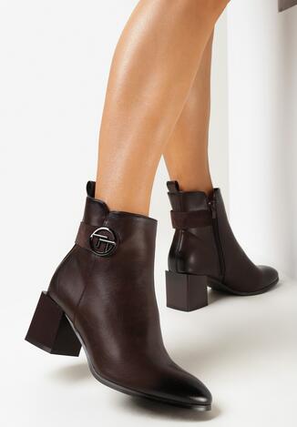 Brązowe Botki na Słupkowym Geometrycznym Obcasie z Ozdobnym Paskiem z Metalową Aplikacją Alomna