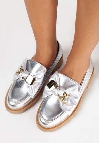 Srebrne Mokasyny z Ozdobną Kokardą Olevin