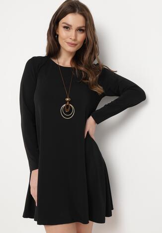 Czarna Sukienka Mini Trapezowa Dodatkowo Naszyjnik z Metalowymi Zawieszkami Alercha