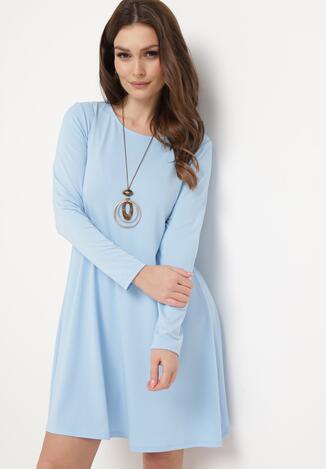Niebieska Sukienka Mini Trapezowa Dodatkowo Naszyjnik z Metalowymi Zawieszkami Alercha