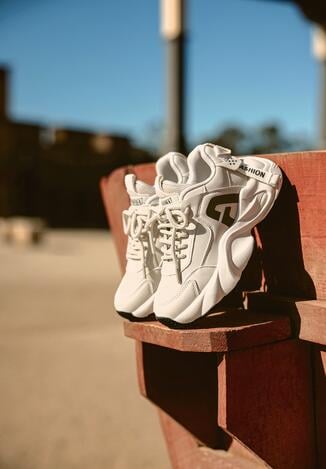Beżowe Buty Sportowe Sneakersy na Tłoczonej Podeszwie z Naszywkami Menidia