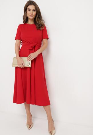 Czerwona Rozkloszowana Sukienka Midi z Materiałowym Paskiem Marjoni