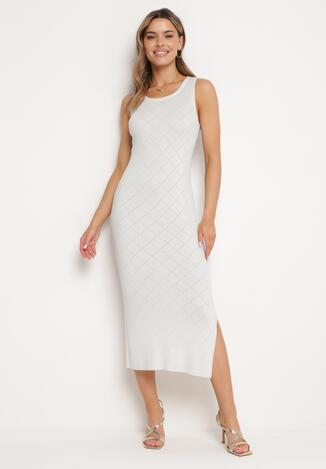 Biała Dopasowana Sukienka z Delikatnym Ażurowym Wzorem i Metaliczną Nicią w Romby Peridoma