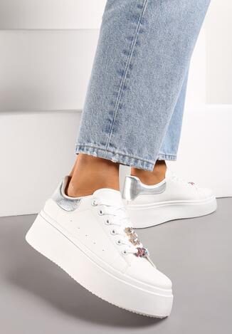 Biało-Srebrne Sneakersy na Platformie z Biżuteryjnymi Aplikacjami na Sznurówkach Noonia