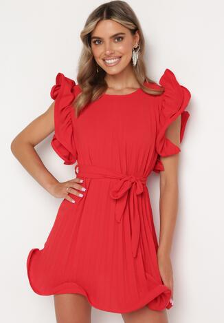 Czerwona Plisowana Sukienka z Materiałowym Paskiem w Talii i Ozdobnymi Falbankami Christi