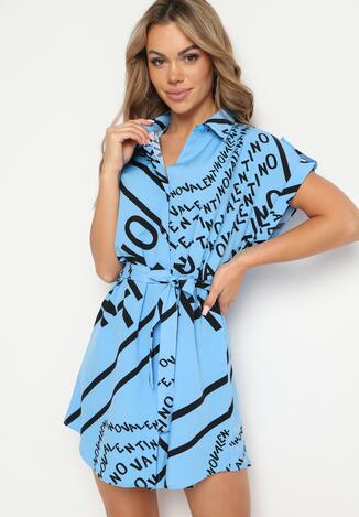 Niebieska Koszulowa Sukienka z Materiałowym Paskiem w Talii i Ozdobnymi Napisami Gareta