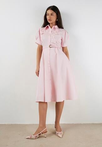 Różowa Sukienka z Koronką i Ozdobnym Paskiem oraz Kołnierzykiem Gavridia