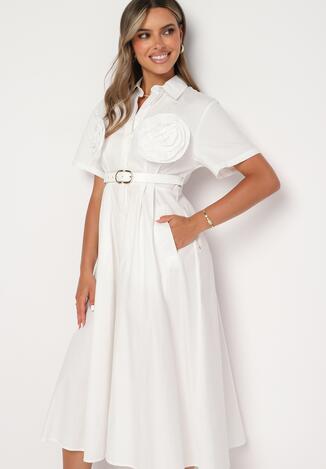 Biała Bawełniana Sukienka o Koszulowym Kroju z Paskiem i Kwiatowymi Broszkami Zelnea