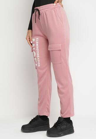 Ciemnoróżowe Spodnie Dresowe z Ozdobnym Napisem i Szerokimi Kieszeniami Terilane