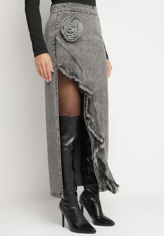 Szara Asymetryczna Spódnica Jeansowa z Wysokim Stanem z Kwiatem i Falbaną Queridia