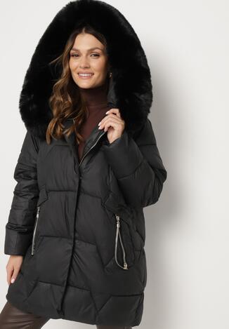 Czarna Pikowana Kurtka o Pudełkowym Kroju z Odpinanym Futerkiem i Ozdobnym Suwakiem Hedilina