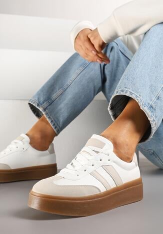 Biało-Beżowe Sneakersy w Stylu Kultowych Tenisówek na Grubej Podeszwie Carilne