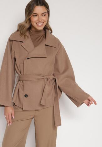 Beżowy Krótki Płaszcz z Wiskozą o Pudełkowym Kroju z Wiązanym Paskiem i Kołnierzem Tusilia