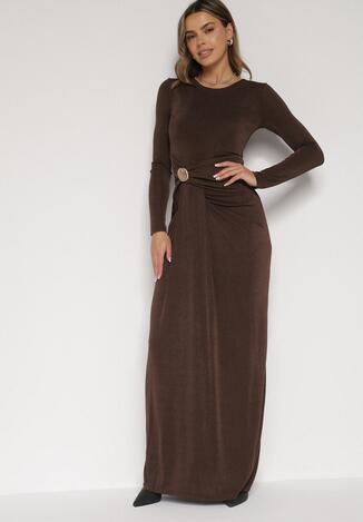 Brązowa Taliowana Sukienka o Eleganckim Kroju z Marszczeniem i Aplikacją Sewedina