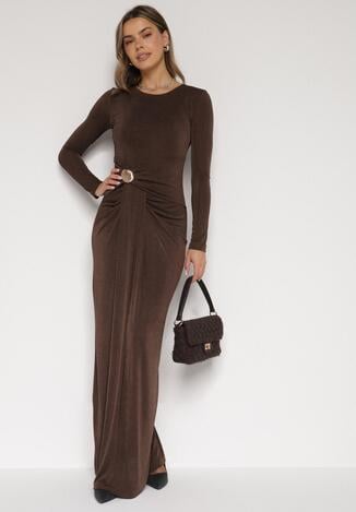 Brązowa Taliowana Sukienka o Eleganckim Kroju z Marszczeniem i Aplikacją Sewedina