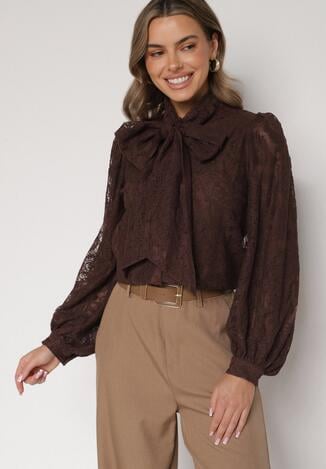 Brązowa Koronkowa Koszula z Bufiastymi Rękawami i Kokardą przy Dekolcie Sewane