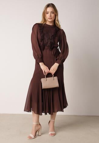 Brązowa Elegancka Sukienka z Bufiastymi Rękawami i Koronkowymi Falbankami Sewlina