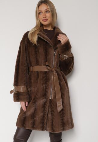 Brązowy Futrzany Płaszcz z Wiązanym Paskiem i Ozdobnymi Sprzączkami Felryna