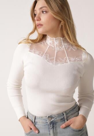 Biały Dopasowany Sweter z Półgolfem z Wiskozą Zdobiony Koronkową Siateczką Genna