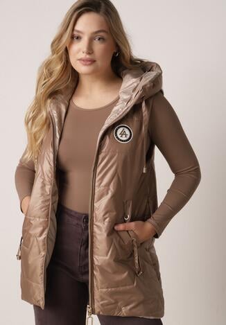 Szampańska Pikowana Kamizelka o Długim Kroju z Nieodpinanym Kapturem i Aplikacją Koretes