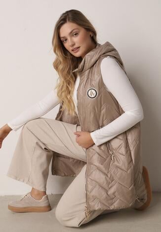 Brązowa Przejściowa Kamizelka Pikowana o Długim Kroju z Kapturem i Naszywką Harmaste