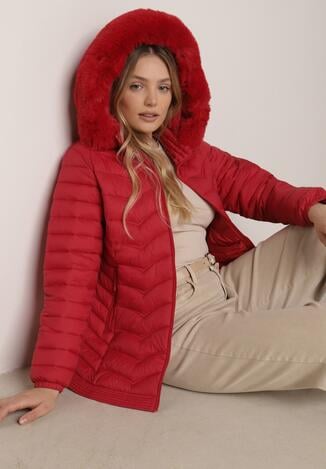 Czerwona Pikowana Kurtka Przejściowa z Kapturem i Ściągaczami po Bokach Fezika