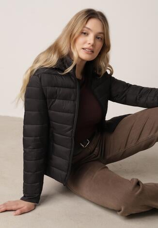 Czarna Taliowana Przejściowa Kurtka Pikowana z Odpinanym Kapturem Zinnorae