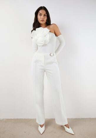 Białe Garniturowe Spodnie VICES na Kant z Wszytym Paskiem z Klamrą Azivore