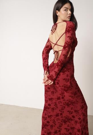 Czerwona Dopasowana Sukienka VICES z Odkrytymi Plecami Ozdobiona Tiulową Koronką Ravita