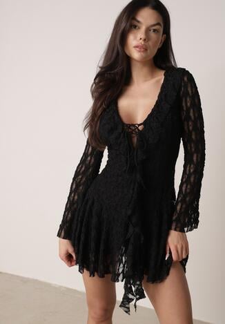 Czarna Koronkowa Sukienka z Falbankami i Wiązaniem przy Dekolcie Delanatea