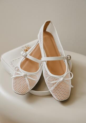 Białe Balerinki Vices z Siateczki Zdobione Kokardą i Paskiem z Klamerką Niladwena