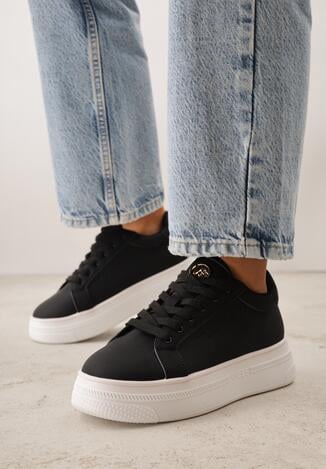 Czarne Sneakersy VICES z Metaliczną Wstawką Perforacją i Gwiazdą Edanatia