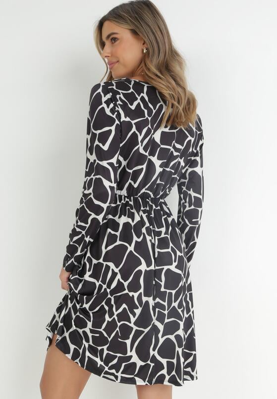 Czarno-Biała Sukienka Rozkloszowana z Kopertowym Dekoltem Aristoklea 3