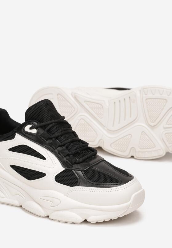 Czarne Sneakersy z Bieżnikiem i Naszywkami Hene 5