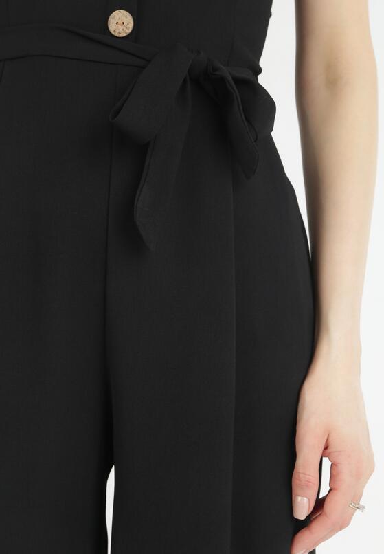 Czarny Kombinezon na Cienkich Ramiączkach z Ozdobnymi Guzikami i Materiałowym Paskiem Vinesa 5