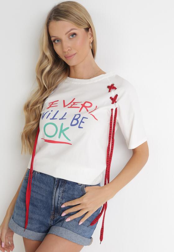 Biały T-shirt z Ozdobnymi Sznurkami i Kolorowym Napisem Gertraude 1