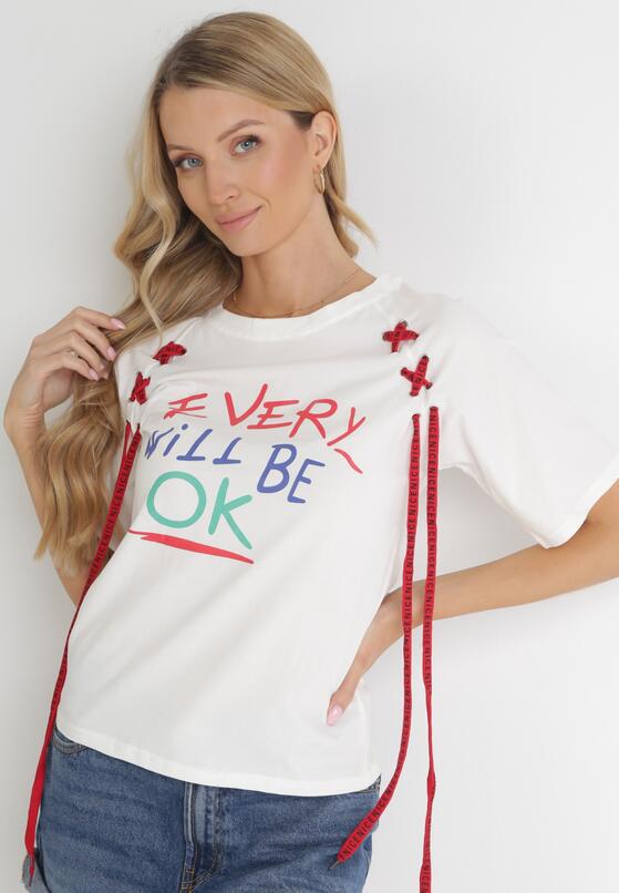 Biały T-shirt z Ozdobnymi Sznurkami i Kolorowym Napisem Gertraude 4