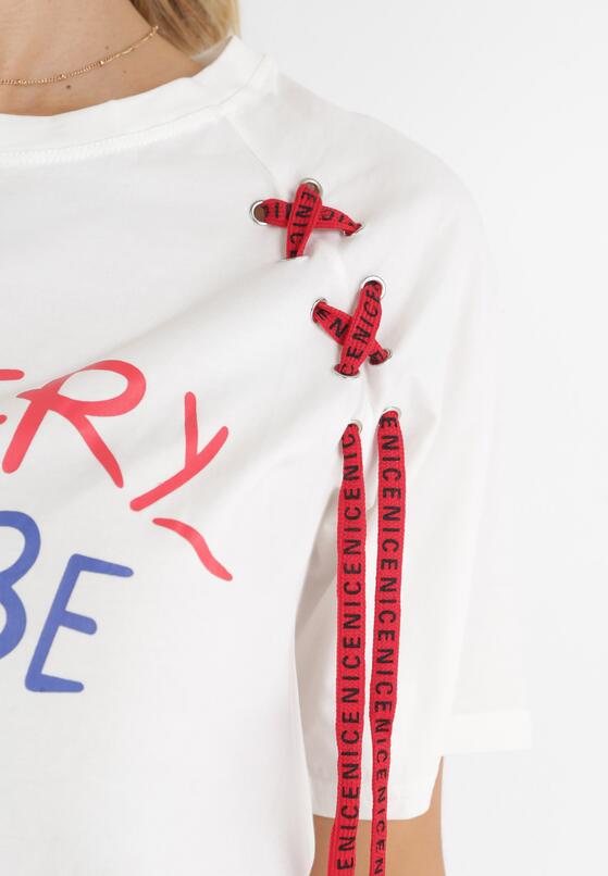 Biały T-shirt z Ozdobnymi Sznurkami i Kolorowym Napisem Gertraude 5