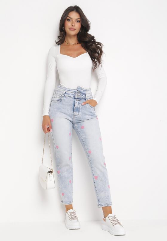 Jasnoniebieskie Jeansy Mom Fit w Serduszka Irothy 2