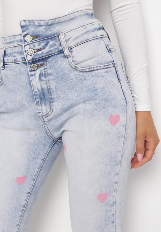 Jasnoniebieskie Jeansy Mom Fit w Serduszka Irothy 5